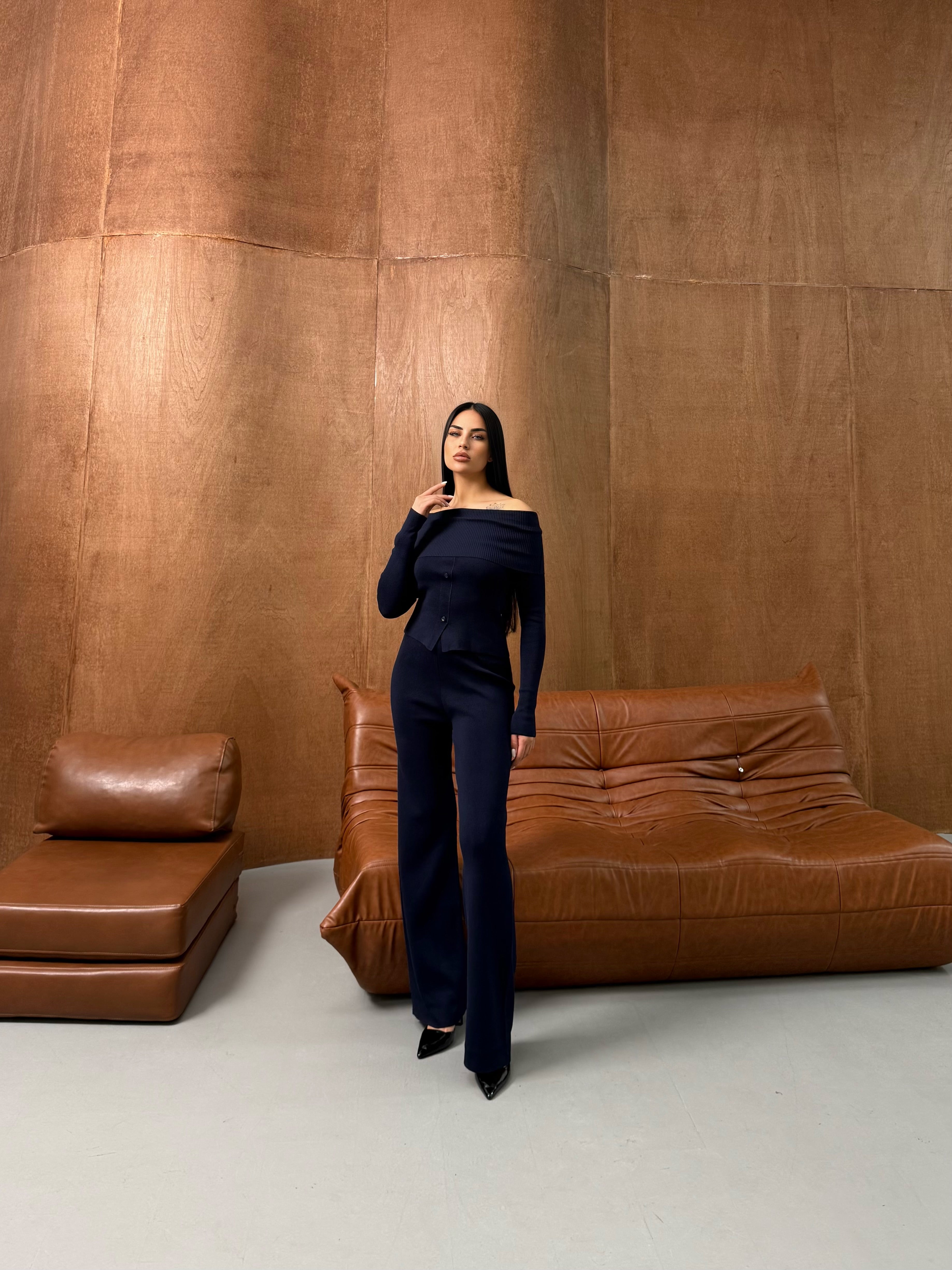 Kayık Yaka Düğme Detaylı Triko Takım