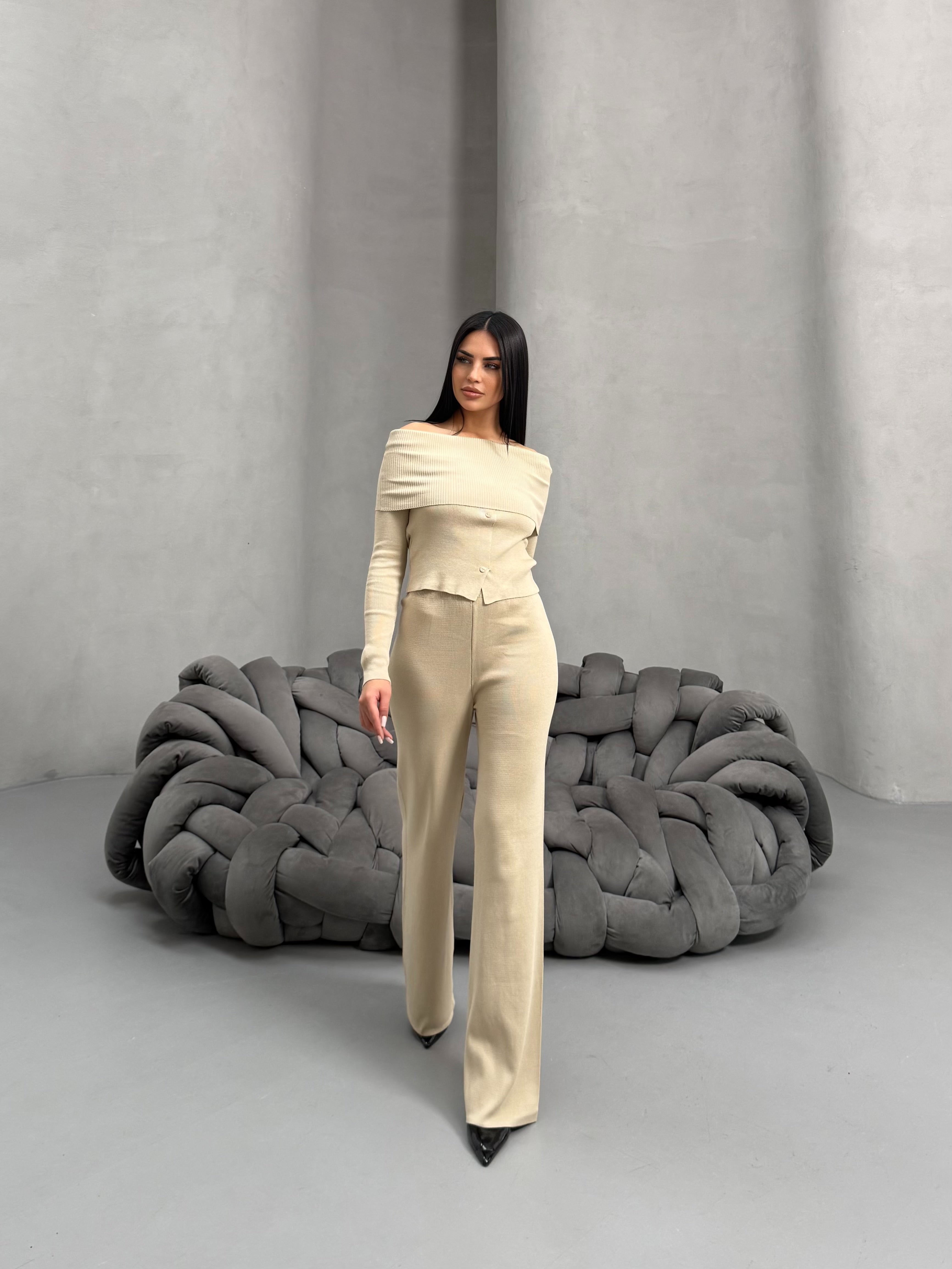 Kayık Yaka Düğme Detaylı Triko Takım