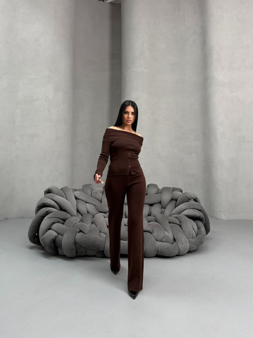 Kayık Yaka Düğme Detaylı Triko Takım